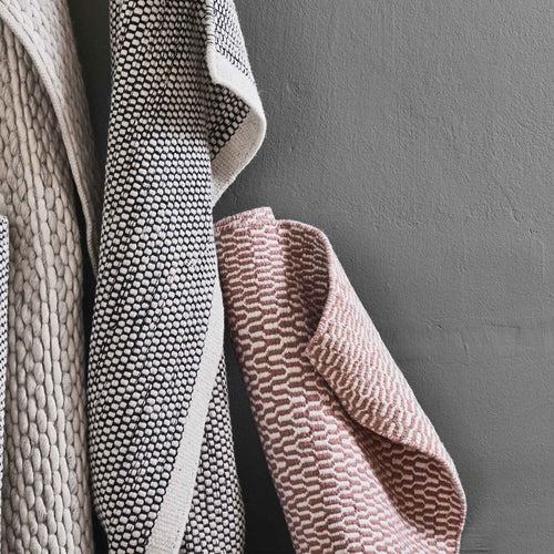 Dusty pink & Off-white Overod Teppich | Home & Living inspiration | URBANARA