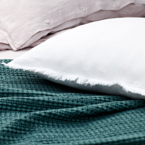 White Bellvis Kissenhülle | Home & Living inspiration | URBANARA