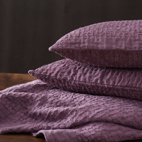 Alviela bedspread in aubergine, 100% cotton |Find the perfect bedspreads & quilts