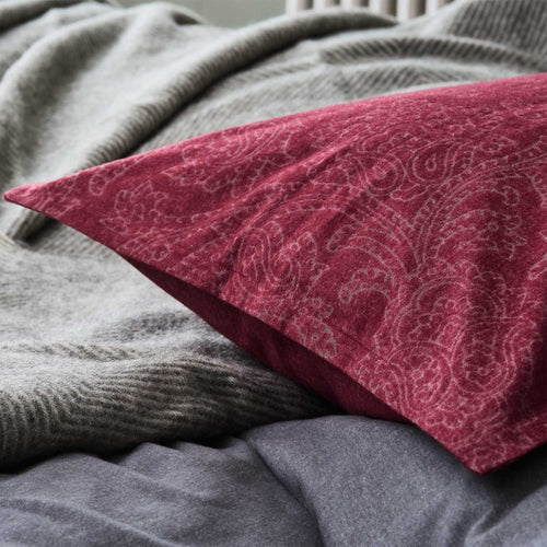 Ruby red Lourinha Kissenbezug | Home & Living inspiration | URBANARA