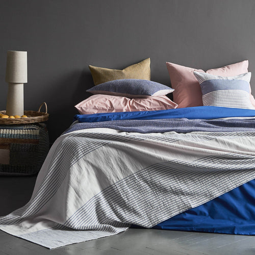 Kadan bedspread, white & ultramarine, 50% linen & 50% cotton | URBANARA bedspreads & quilts