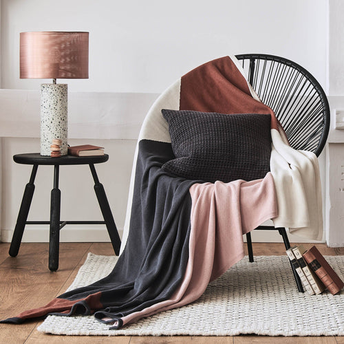 Light pink & Charcoal & Cognac Kabral Decke | Home & Living inspiration | URBANARA