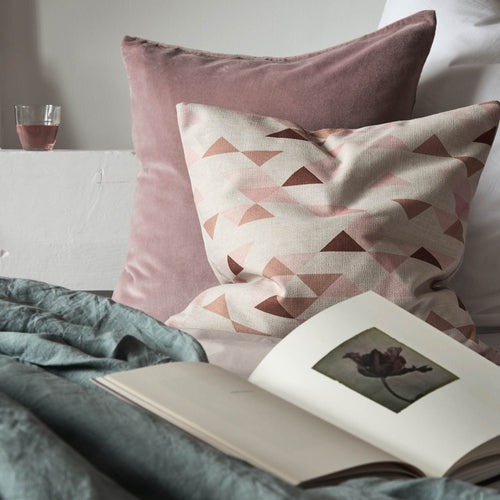 Blush pink & Natural Amreli Kissenhülle | Home & Living inspiration | URBANARA