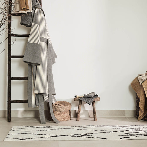 Natural white & Dark grey Zerdali Badematte | Home & Living inspiration | URBANARA