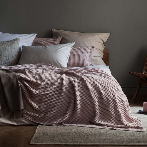 Powder Pink Veiros Tagesdecke | Home & Living inspiration | URBANARA