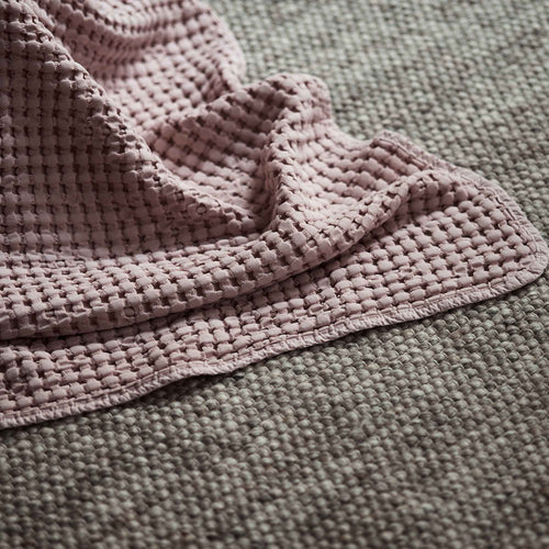 Veiros bedspread, powder pink, 100% cotton | URBANARA bedspreads & quilts