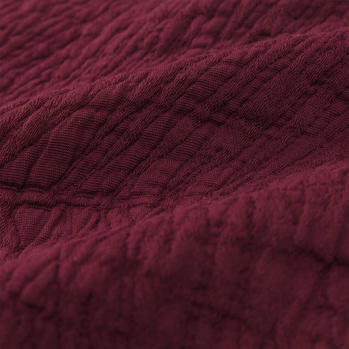 Ruivo bedspread in bordeaux red, 100% cotton |Find the perfect bedspreads & quilts