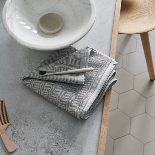 Ilhavo Towel [Charcoal/Natural white]