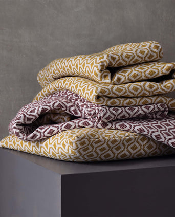 Viana bedspread, raspberry rose & white, 100% cotton