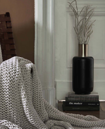 Dapoli Vase black & brass, 100% metal