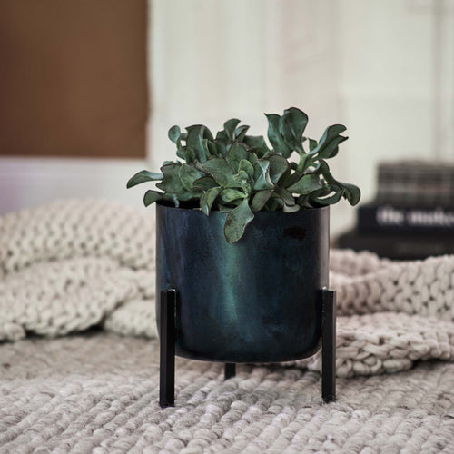 Zaroli Planter in black | Home & Living inspiration | URBANARA