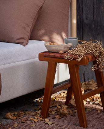 Kamaru Stool cognac, 100% leather & 100% teak wood