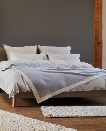 Naggu Cashmere Blanket [Light grey melange & Natural]